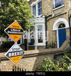 Cambridge, England, Großbritannien - Mai 2019: eine Abstimmung Liberalen Demokraten stoppen Brexit schild Plakat mit viktorianischen Häusern im Hintergrund auf einem lokalen Straße in Cambri Stockfoto