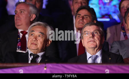 Thomas Bach, der Präsident des Internationalen Olympischen Komitees (rechts) mit Chungwon Choue (links), Präsident der World Taekwondo Federation, bei Tag vier der World Taekwondo Championships in der Manchester Arena, Manchester sitzt. Stockfoto