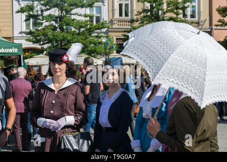 Krakau, Polen - 23. September 2018: Stilvolle Junge Frauen im Zweiten Weltkrieg gekleidet Ich Periode Kleidung Spaziergang unter den Touristen am Krakauer Marktplatz Stockfoto