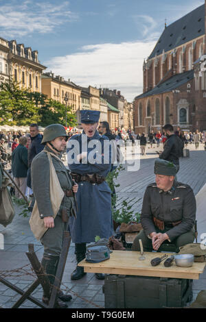 Krakau, Polen - 23. September 2018: Männer in polnischen Uniformen aus dem Zweiten Weltkrieg gekleidet Ich unter Touristen an den Krakauer Marktplatz Stockfoto