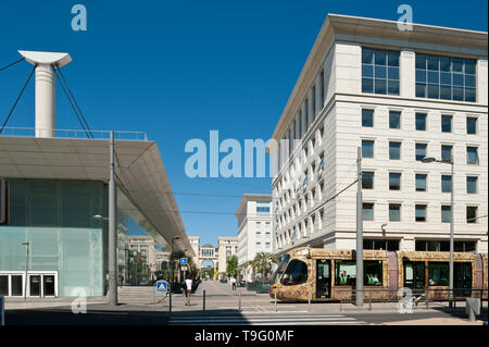 Montpellier, moderne Straßenbahn Linie 4, Fahrzeugdesign von Christian Lacroix - Montpellier, moderne Straßenbahn Linie 4, Design von Christian Lacroix, Place de Stockfoto