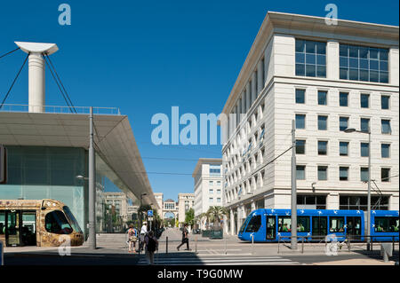 Montpellier, moderne Straßenbahn Linie 4, Fahrzeugdesign von Christian Lacroix - Montpellier, moderne Straßenbahn Linie 4, Design von Christian Lacroix, Place de Stockfoto