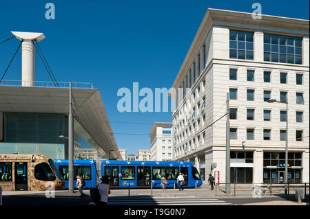 Montpellier, moderne Straßenbahn Linie 4, Fahrzeugdesign von Christian Lacroix - Montpellier, moderne Straßenbahn Linie 4, Design von Christian Lacroix, Place de Stockfoto