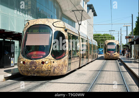 Montpellier, moderne Straßenbahn Linie 4, Fahrzeugdesign von Christian Lacroix - Montpellier, moderne Straßenbahn Linie 4, Design von Christian Lacroix, Place de Stockfoto