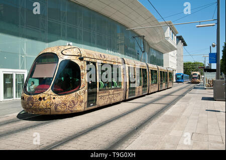 Montpellier, moderne Straßenbahn Linie 4, Fahrzeugdesign von Christian Lacroix - Montpellier, moderne Straßenbahn Linie 4, Design von Christian Lacroix, Place de Stockfoto