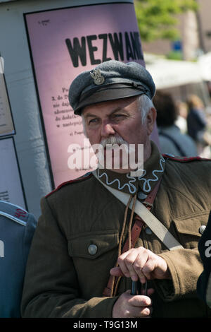 Krakau, Polen, September 23, 2018: der Mann, der in polnischen Uniformen aus dem Zweiten Weltkrieg zog ich mit einer Schrotflinte unter Touristen an den Krakauer Marktplatz Stockfoto