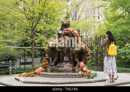 Die Gruppe der Bären Statue mit Frühlingsblumen, Central Park, NYC Stockfoto