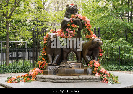 Die Gruppe der Bären Statue mit Frühlingsblumen, Central Park, NYC Stockfoto