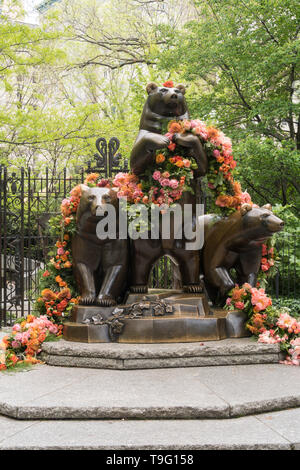 Die Gruppe der Bären Statue mit Frühlingsblumen, Central Park, NYC Stockfoto