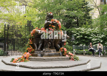 Die Gruppe der Bären Statue mit Frühlingsblumen, Central Park, NYC Stockfoto