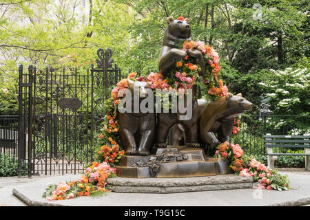 Die Gruppe der Bären Statue mit Frühlingsblumen, Central Park, NYC Stockfoto