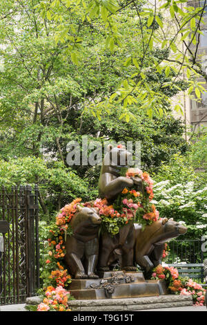 Die Gruppe der Bären Statue mit Frühlingsblumen, Central Park, NYC Stockfoto