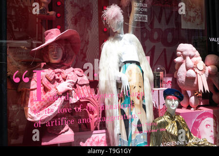 Bergdorf Goodman Kaufhaus Windows mit dem Metropolitan Museum der Kunst Kostüm Institut Ausstellung' Camp: Hinweise auf die Mode', NEW YORK CITY, USA überein Stockfoto