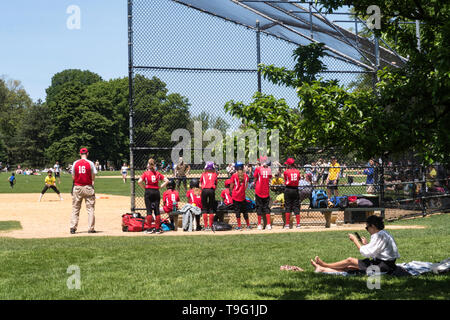 Mädchen Softball spielen im Central Park, New York City, USA Stockfoto