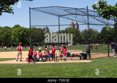 Mädchen Softball spielen im Central Park, New York City, USA Stockfoto