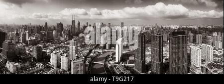 Shanghai Antenne panorama Ansicht von oben mit Suzhou Creek Skyline der Stadt und den Wolkenkratzer in China. Stockfoto