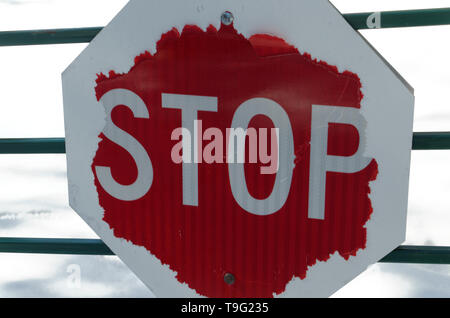 Eine alte verwitterte und abgenutzte Stop-Schild Stockfoto