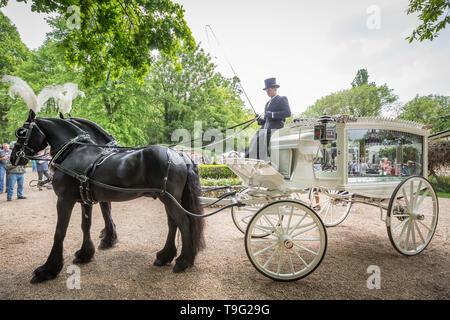 London, Großbritannien. 19 Mai, 2019. Eine von Pferden gezogene Beerdigung Coach ist Ritt während der jährlichen Tag der offenen Tür Nunhead Friedhof. Credit: Guy Corbishley/Alamy leben Nachrichten Stockfoto