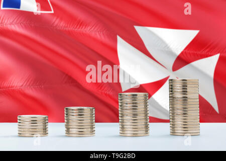 Wallis und Futuna Flagge schwenkten im Hintergrund mit Reihen von Münzen, die für Finanzen und Business Konzept. Spart Geld. Stockfoto