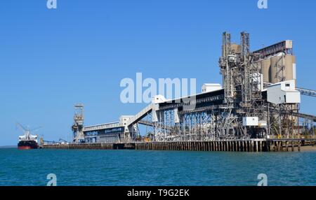 Kohle Versand terminal in Gladstone Queensland an einem sonnigen Tag mit einem Containerschiff laden Stockfoto