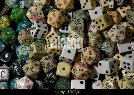 Einen großen Haufen von polyhedral Dice in meistens weiß und grün Stockfoto