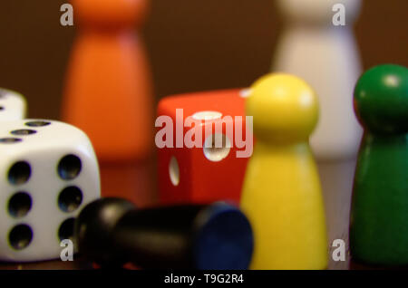 Die Spielfiguren und Würfel von einem Brettspiel Stockfoto