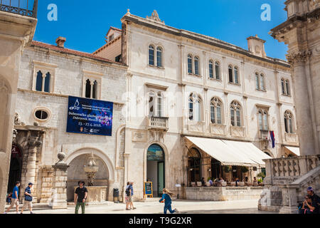 DUBROVNIK, KROATIEN - April 2018: Touristen an der wunderschönen ummauerten Altstadt von Dubrovnik Stockfoto