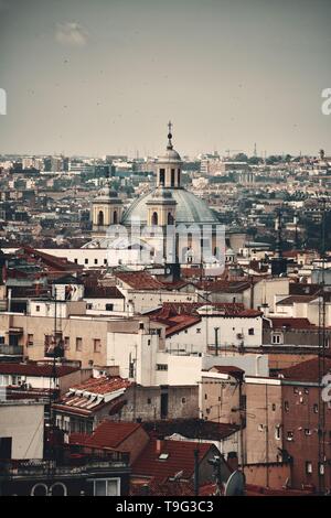 Madrid Dachterrasse mit Blick auf die Skyline der Stadt und den Königlichen Basilika von San Francisco El Grande in Spanien. Stockfoto