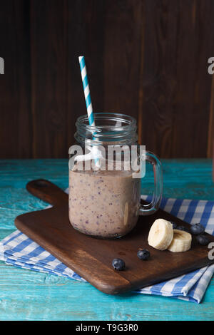 Bild der Becher mit milchshake mit Stroh Stockfoto