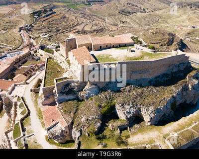 Luftbild des Castillo de Morella - multilevel Burg auf dem Fels oben im alten Spanischen ummauerten Stadt Morella Stockfoto