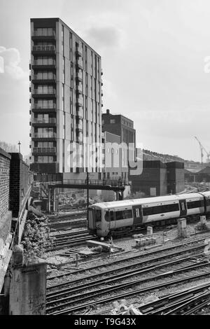 Passagier Zug nähert sich London Victoria Station. Stockfoto