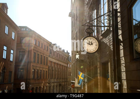 Das Bild von der engen traditionellen Straßen von Stockholm. Wandern in der Gamla Stan. Stockfoto