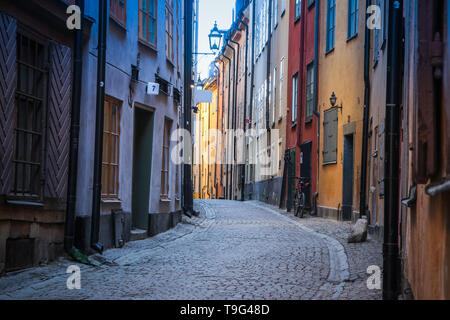 Das Bild von der engen traditionellen Straßen von Stockholm. Wandern in der Gamla Stan. Stockfoto