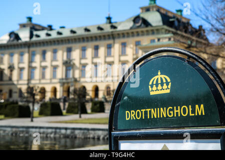 Der königliche Palast Drotingholm in Stockholm in Schweden. Die bekanntesten touristischen Attraktion, die jeder will zu besuchen. Die Details der touristische unterzeichnen. Stockfoto