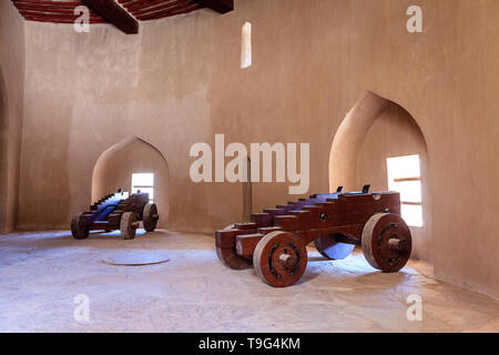 Rustaq, Oman, 28. Mai 2016: Cannon Kutschen in einem Turm in Rustaq fort, Oman Stockfoto