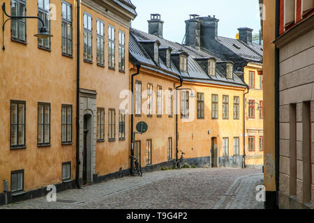 Das Bild von der engen traditionellen Straßen von Stockholm. Wandern in der Gamla Stan. Stockfoto