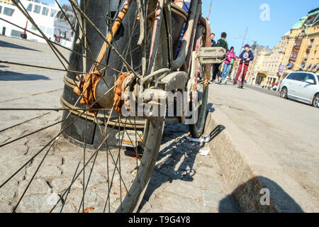 Ein Detail, das Bild des alten ungenutzten aufgegeben Fahrrad hinter sich gelassen auf der Straße. Die Kette ist rostig und abgetragen. Stockfoto