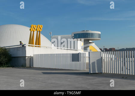 Centro Niemeyer in Avilés, Asturien. Blick vom Hafen Stockfoto