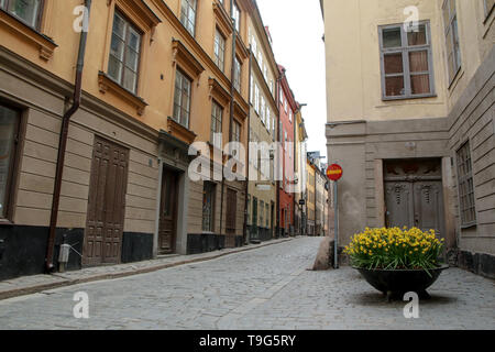 Das Bild von der engen traditionellen Straßen von Stockholm. Wandern in der Gamla Stan. Stockfoto