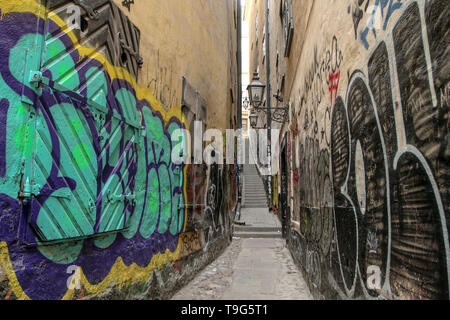 Das Bild von der engen traditionellen Straßen von Stockholm. Wandern in der Gamla Stan. Stockfoto