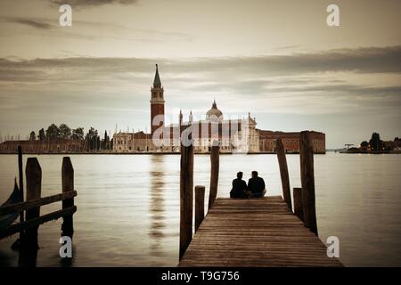 Liebhaber vor der Kirche San Giorgio Maggiore in Venedig, Italien. Stockfoto