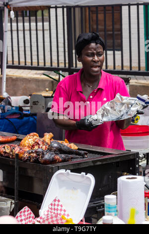 McDonough, Georgia - 18. Mai 2019: ein Lebensmittel Anbieter bereitet Essen für Kunden an der 42th anual Geranium Festival. Stockfoto