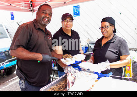 McDonough, Georgia - 18. Mai 2019: Essen Anbieter zubereiten Schweinefleisch Bar-b-que-platten, die für Kunden auf der 42. jährlichen Geranium Festival. Stockfoto