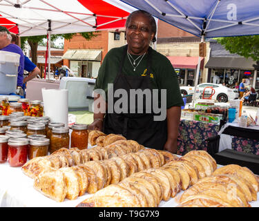 McDonough, Georgia - 18. Mai 2019: ein Lebensmittel Anbieter steht hinter ihr hausgemachte gebackene Torten und genießen auf der 42. jährlichen Geranium Festival. Stockfoto