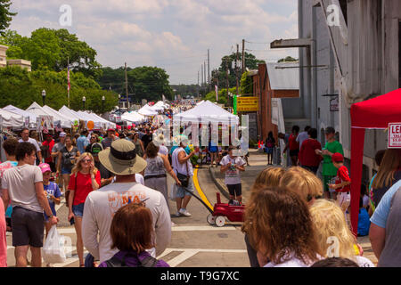 McDonough, Georgia - 18. Mai 2019: Menschenmassen Spaziergang entlang John Frank Ward Boulevard unter den Anbietern auf der 42. jährlichen Geranium Festival. Stockfoto