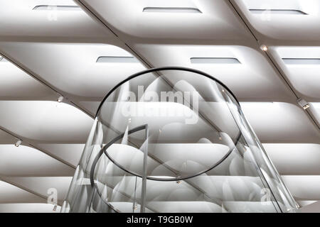 Interior Detail übersicht Aufzug aus Glas und Galerie Decke an der breiten Art Museum in Los Angeles, Kalifornien. Stockfoto