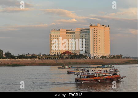 Riverboat Verkehr auf den Tonle Sap Fluss in der Dämmerung, die sokha Hotel im Hintergrund, Phnom Penh, Kambodscha. Credit: Kraig Lieb Stockfoto