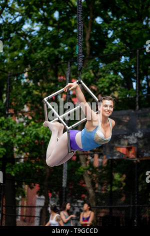 Akrobatische Darsteller mit den 13'th Jährliche Dance Parade und Festival, 18. Mai 2019, Tompkins Square Park, NYC Stockfoto