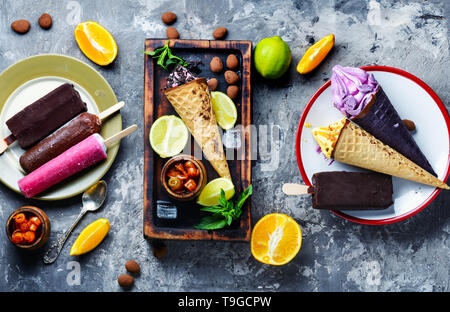 Satz von Eis in verschiedenen Farben und Aromen. Eisvariationen Stockfoto