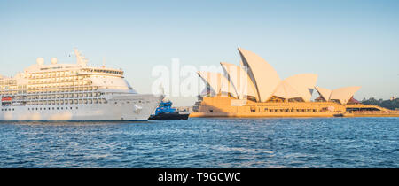 SYDNEY, AUSTRALIEN - 11. FEBRUAR 2019: Die Seven Seas Navigator Kreuzfahrtschiff, die Sydney Opera House vor dem Andocken im Hafen von Sydney. Stockfoto